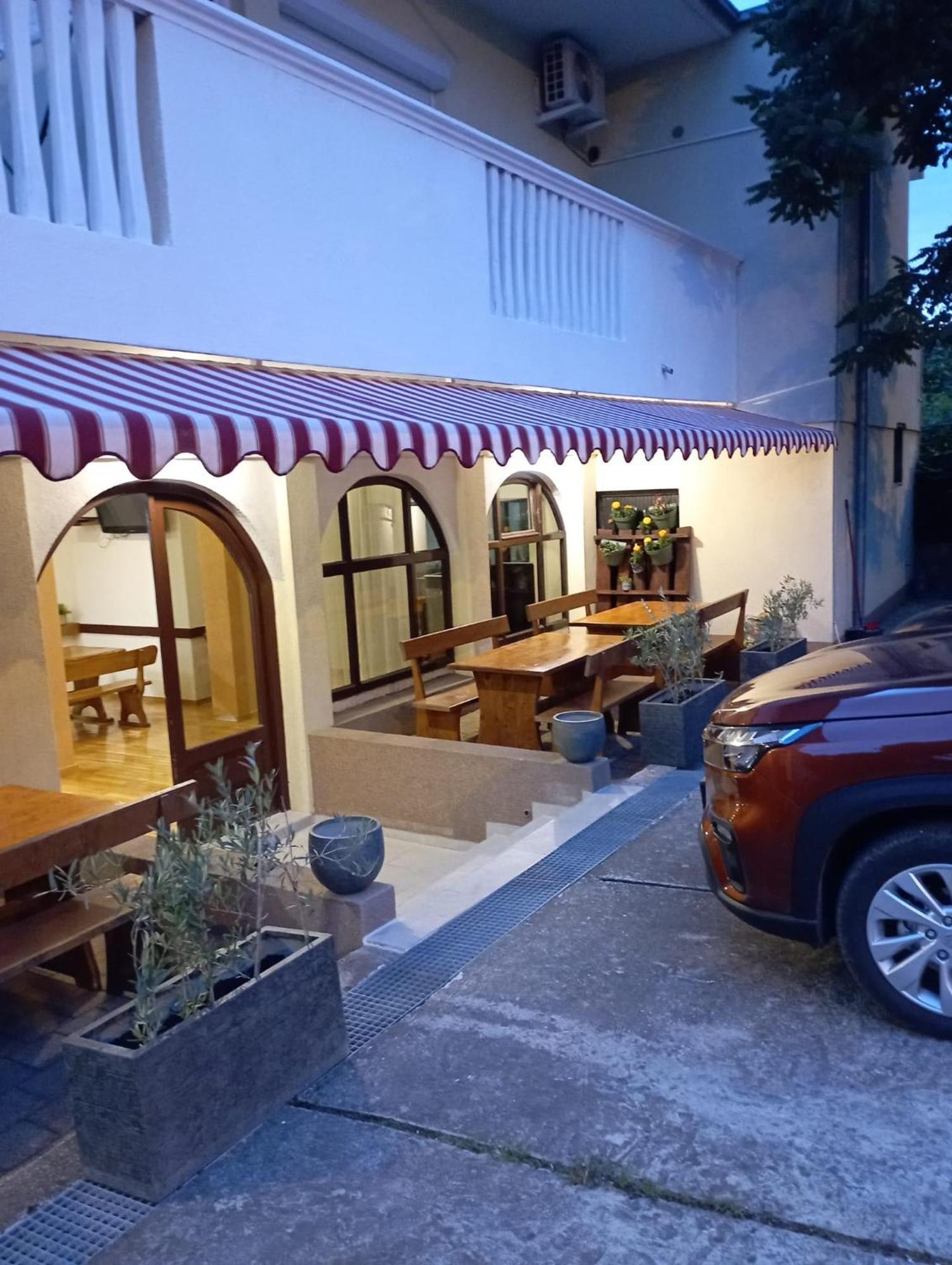 Apartments And Pansion M&R ตูรันญ์ ภายนอก รูปภาพ