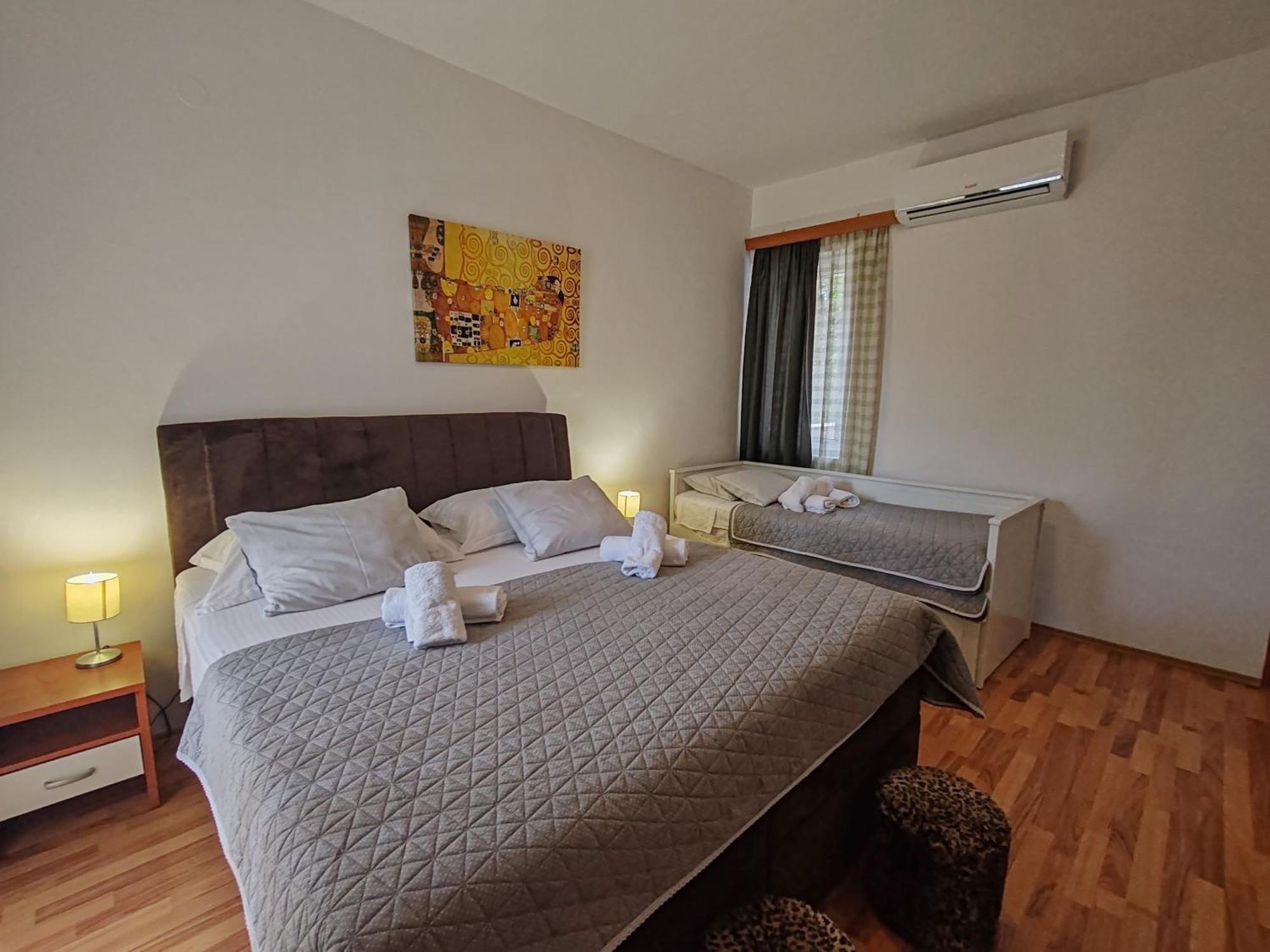 Apartments And Pansion M&R ตูรันญ์ ภายนอก รูปภาพ