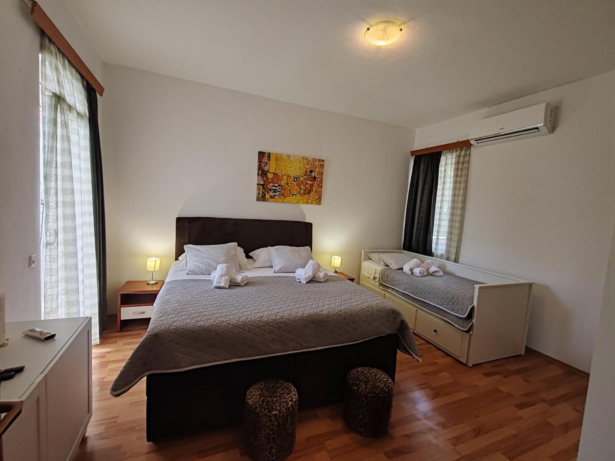Apartments And Pansion M&R ตูรันญ์ ภายนอก รูปภาพ